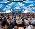 Bild: Sven Hoppe/dpa
Markus Söder (CSU), Ministerpräsident von Bayern, spricht beim Politischen Frühschoppen Gillamoos auf der Bühne. Das Gillamoos ist eines der größten und ältesten Volksfeste Niederbayerns und bietet traditionell einen politischen Schlagabtausch der Parteien.