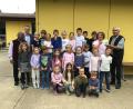 Bild: Ulrike Schlaffer
Johann Schwarz (rechts) überreichte an den Kindergarten St. Walburga eine Spende. Darüber freuten sich neben den Kindern auch Pfarrer Moses Gudapati (von links), Kirchenpfleger Karl Forster und Kindergartenleiterin Ulrike Schießlbauer.
