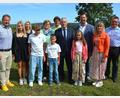 Bild: jr
Albert Fröhlich (Mitte, mit Krawatte) feierte am Samstag seinen 70. Geburtstag. Zu den ersten Gratulanten zählten Ehefrau Anneliese (links daneben), seine beiden Kinder und vier Enkel sowie Bürgermeister Stefan Grillmeier (links) und Kreisbrandmeister Stefan Gleißner (rechts).