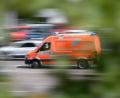 Bild: Sebastian Gollnow/dpa
Rettungskräfte brachten den schwer verletzten Fahrer des Traktors in ein Krankenhaus. (Symbolbild)