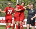 Bild: Hubert Ziegler
Nadja Helleder (3. von rechts) vom TSV Theuern wird nach ihrem Tor zum 1:0 von ihren Mannschaftskameradinnen beglückwünscht.