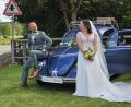 Bild: Gabriele Buchbinder
Tobias und Julia mit dem Hochzeitsauto "Missy".