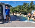 Bild: Kurmittelhaus Sibyllenbad/exb
Der modernisierte Heilwasserparcours im Außenbereich des Sibyllenbads ist seit Montag wieder in Betrieb. Die ersten Gäste probierten die Anlage gleich nach der Freigabe aus, links im Bild Bademeister Helmut Forster, der auch Leiter der Heilwasserbadelandschaft ist.
