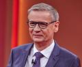 Bild: Henning Kaiser/dpa
In einer neuen Folge von „Wer wird Millionär?“ ist Moderator Günther Jauch mit Gehhilfen zu sehen. (Archivbild)