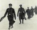Bild: Archiv Steinwaldia/exb
Ein Foto im Archiv der Gesellschaft Steinwaldia zeigt, wie Militärs durch den Schnee stapfen. Vermutlich sind sie auf dem Weg zur Absturzstelle beim Waldhaus.
