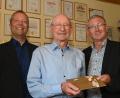 Bild: gf
Bürgermeister Franz Badura (rechts) und Pfarrer Thomas Helm (links) gratulierten Franz Pesold zum 90. Geburtstag. Im Hintergrund die mit unzähligen Urkunden "tapezierte" Wand, denn 48 Mal hat Franz Pesold das Deutsche Sportabzeichen geschafft, das letzte Mal noch vor zwei Jahren.