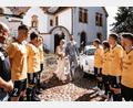 Bild: Julian Bächer/exb
Fußballer des SV Waldau stehen nach der Trauung von Juliana und Daniel Rewitzer Spalier.