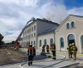Bild: nic
Von der Drehleiter aus soll der Brand auf dem Wiesauer Bahnhofsgebäude bekämpft werden.