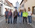 Bild: Stadt Tirschenreuth/Mirko Streich
Bürgermeister Franz Stahl (Dritter von links) mit Robert Ernstberger (Geschäftsführer Ingenieurbüro Bork), Projektleiter Franz Zettl, Regina Zahn (projektverantwortliche Bauamt-Mitarbeiterin), Bäuml-Bau-Bauleiter Michael Hecht sowie Polier Thomas Zölch (von rechts) in der sanierten Stichaner Straße.
