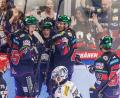 Bild: Andreas Gora/dpa
Ty Ronning (2.v.l.) bejubelt mit seinen Kollegen von den Eisbären Berlin den ersten Treffer der neuen DEL-Saison.