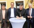 Bild: gru
Landesbischof Christian Kopp trägt sich beim "Stauerl" (Familie Deyerl) ins Goldene Buch der Gemeinde Edelsfeld ein.
Von links: Karl Deyerl, Bürgermeister Hans-Jürgen Strehl, Landesbischof Christian Kopp, Landrat Richard Reisinger.