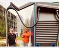 Bild: Karoline Gajeck-Scheuck
Harald Schmid, Hörgeräteakustikmeister, (links) findet, die neue Schnellladesäule in der Marienstraße ist für seine Kunden ein echter Gewinn. Michael Reuß (rechts), Leiter Geschäftsfeld Elektromobilität von den Stadtwerken Amberg, betreut die Schnellladesäulen.
