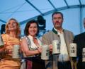 Bild: Soeren Stache/dpa
Die ersten Maßkrüge mit frisch gezapftem Oktoberfestbier gingen an die politische Prominenz