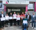 Bild: gsp
Bernhard Vahle, Margit Meier (FLIKA), Georg Fröhler (Hospizverein), Siegfried Pislor (Strohhalm), Gertrud Fischer (SkF Regensburg), Arno Birkenfelder (Regensburger Herzen), Bruno Lehmeier (Werkvolk), Steffen Schulze (Werkvolk), Wolfgang Erb (Werkvolk) bei der Spendenübergabe.JPG