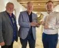 Bild: Gerhard Krones
Landrat Richard Reisinger überreichte im Landratsamt an den Vorsitzenden des EJPO, Timo Häusler, und Ehrenvorsitzenden Hartmut Schendzielorz die Friedenstaube. Er nahm sich auch die Zeit für ein ausführliches Gespräch