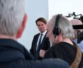 Bild: Wolf von Dewitz/dpa
Der ehemalige Regierungssprecher Béla Anda (Mitte) macht künftig Öffentlichkeitsarbeit für die in Hamburg vor Gericht stehende Unternehmerin Christina Block. (Archivbild)