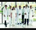 Bild: KNO AG
Das erfahrene Team (v. r. n. l.): Dr. Horn, Prof. Dr. Dr. Dr. h.c. Bschleipfer, PD Dr. Gagel, Prof. Wittel, Dr. Lechler, Dr. Troppmann, Dr. Holzgartner (Koordinatorin des Onkologischen Zentrums) und Prof. Bremerich (Ärztliche Direktorin der KNO AG) betreut Krebspatientinnen und -patienten in allen Phasen der Erkrankung.