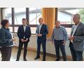 Bild: u
Auf Initiative von CSU-Orts- und Fraktionsvorsitzendem Martin Merkl (2. von rechts) ließ sich Innen-Staatssekretär Sandro Kirchner (2. von links) von Rektorin Birgit Härtl (links), Bürgermeister Hermann Falk (rechts) und MdL Harald Schwartz (Mitte) in dem Klassenzimmer, in dem vor Monaten ein Fenster herabstürzte, über den Sachstand der Schulhaussanierung informieren.