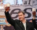 Bild: Nicolas Armer / dpa
Der bayerische Ministerpräsident Markus Söder (CSU) hält auf der Bühne im Festzelt des Würzburger Frühlingsvolksfestes eine Maß Bier in der Hand.