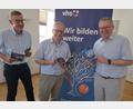 Bild: Simon Hauck, Stadt Amberg
Von links: Kulturamtsleiter Reiner Volkert, Kulturreferent Dr. Fabian Kern und OB Michael Cerny bei der Vorstellung des neuen Programmheftes der Volkshochschule Amberg.