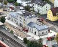 Bild: Feuerwehr Wiesau/Nico Tretter/exb
Die Löscharbeiten auf dem Dach des Bahnhofes in Wiesau waren nur Dank der Drehleitern möglich.