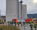 Bild: Matthias Schecklmann
In einem Pelletwerk in Döllnitz brennt es. Ein Großaufgebot an Feuerwehrleuten rückt an.