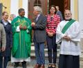 Bild: Michaela Schuller/exb
Nach dem ersten Gottesdienst mit dem neuen Pfarrer Jo Jovilla Kurian, genannt Pater Jo, in der Roggensteiner St.-Erhard-Kirche suchten viele Gläubige das Gespräch auf mit dem neuen Seelsorger. Auch Diakon Uli Wabra aus Oberviechtach (rechts) ist neu in der Pfarrei.