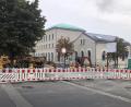 Bild: wro
Der Bahnhofplatz in Wiesau ist trotz des Brandes am Dienstag weiter Baustelle. Die Arbeiten sind Teil der (momentan eingestellten) Revitalisierungsmaßnahme für den künftigen Kulturbahnhof.