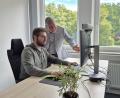 Bild: Lowak
Michael Menkhoff (rechts) leitet die Niederlassung der Prismat GmbH in Windischeschenbach. Bei Mitarbeiter Dominik Tröger informiert er sich über den Stand eines laufenden Projekts.