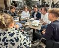 Bild: Petra Hartl
Die JU Amberg hat sich mit Oberpfalz-Medien getroffen, um über ihre Pläne für eine eigene Liste zu sprechen. Franziska Weiß (von links), Wolfgang Ruppert (Oberpfalz-Medien), Julia Schlee, Wolfgang Preuß, Florian Füger und Niklas Giedl im Gespräch.