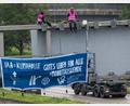 Bild: Peter Kneffel/dpa
Mit einer Straßenblockade auf der Autobahn A9 in München protestierten Umweltaktivisten im morgendlichen Berufsverkehr gegen die Internationale Automobil-Ausstellung (IAA).