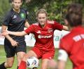 Archivbild: Hubert Ziegler
Matilda Lacher (rechts) vom TSV Theuern zieht im Mittelfeld die Fäden. Am Sonntag sind die Vilstalerinnen bei den Würzburger Kickers gefordert.