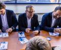 Bild: Tobias Neubert
Die Autogramme von Jürgen Rumrich (Mitte) waren beim Fanfest anlässlich der Feierlichkeiten rund um 40 Jahre EV Weiden ebenso begehrt wie die von Cheftrainer Sebastian Buchwieser (rechts) oder Athletiktrainer Simon Heidenreich.