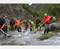 Bild: Hans Lozza/Schweizerischer Nationalpark/dpa
Die mit Netzen gefischten Bachforellen werden in Behältern per Hubschrauber stromabwärts gebracht.