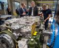 Bild: Peter Kneffel/dpa
Vorstandschef Alexander Sagel stellt Bayerns Ministerpräsident Markus Söder (CSU) die neue modulare Produktion des Panzergetriebeherstellers Renk vor.