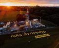 Bild: Tino Boecher/Greenpeace/dpa
Aktivisten von Greenpeace protestierten mit einem Banner gegen die Erdgasbohrung in Oberbayern.