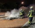 Bild: Anton Schwägerl/exb
Die zur Abholung bereitgestellten Papiercontainer an der Pfalzgraf-Friedrich-Mittelschule brennen vollständig ab. Auch der Asphalt des Gehsteigs wird in diesem Bereich in Mitleidenschaft gezogen. Die Feuerwehrkräfte können nur mehr Nachlöscharbeiten durchführen.