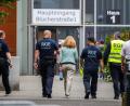 Bild: Christoph Reichwein/dpa
Gegen den festgenommenen 17-Jährigen gibt es nach dem Angriff in einem Berufskolleg noch weitere Verdachtspunkte. (Archivbild)