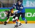 Bild: Roman Koksarov/dpa
Ville Pokka (rechts), 2022 Olympiasieger mit Finnland, soll die Abwehr des EHC München verstärken. (Archivbild)