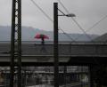 Bild: Marijan Murat/dpa
Auch in den kommenden Tagen sollte man die Regenjacke oder den Regenschirm griffbereit haben.