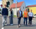 Bild:  Andreas Hofmeister, Stadt Schwandorf
Oberbürgermeister Andreas Feller (Mitte) nahm die neue Fußgängerampel mit Gerhard Grabinger (Zweiter von rechts, Tiefbau), Stefan Schamberger (links, Leiter Amt für Öffentliche Sicherheit, Ordnung und Personal) sowie Florian Pitschat (Auszubildender) und Helena Fischer (Praktikantin) in Betrieb.