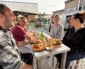 Bild: Petra Hartl
Ungezwungen zusammensitzen, Burger und Currywurst genießen: Das Alleinstellungsmerkmal von Rötzers Biergarten ist der silberne US-Streetliner im Hintergrund, der zum Burgergrill umgebaut wurde und US-Flair verströmt.
