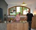 Bild: Thorsten Schreiber
Peter Stahl-Grüneich und seine Ehefrau Kristin in der Küche, die einmal eine Durchfahrt zu einem Stall war. Heute ist das der größte Raum des Hauses.