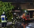 Bild: dob
Mit schwerem Atemschutz rückten die Einsatzkräfte der Feuerwehr vor, um das verbrannte Fahrzeug aus der Garage zu ziehen.