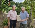 Bild: Manfred Hentschel
Ernst Hentschel (r.) erhielt die gemeindlichen Glückwünsche mit Urkunde und einem Gutschein von Zweitem Bürgermeister Josef Weinfurtner.
