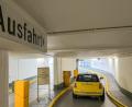 Bild: Petra Hartl
Bereits seit Monaten kann man einfach rausfahren: Die Schranke an der Ausfahrt der Schlossgarage ist kaputt. Tickets muss man zwar weiter bezahlen, aber nicht mehr in den Automaten stecken (außer Dauer/Tagesparkerkarten).