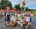 Bild: rab
Das neue Oberkirwapaar Lorena Hollweck und Jonas Fronhofer auf dem Hochsitz - vor ihnen die Kirwapaare. Im Hintergrund zu sehen, der Kinder-Magnet, die riesengroße Piratenschiff-Hüpfburg.