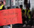 Bild: Markus Lenhardt/dpa
Demonstration für einen Tarifvertrag, hier bei einem Dönerspieß-Hersteller (Archivbild).