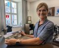 Bild: pz
Kulturamts-Leiterin Inge Frank in der Tourist-Info mit der "Ode auf Waldsassen" zum Mitnehmen: Das Booklet ist inhaltlich und gestalterisch an den Imagefilm angelehnt, der von der Agentur "Bewegter Blick" produziert wurde.
