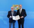 Bild: StMFH/Christian Blaschka
Leonhard Pickel erhält das Verdienstkreuz.